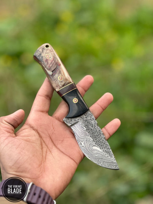 CUSTOM HANDMADE Damascus STEEL HUNTING KNIFE WITH RAM HORN HORN HANDLE