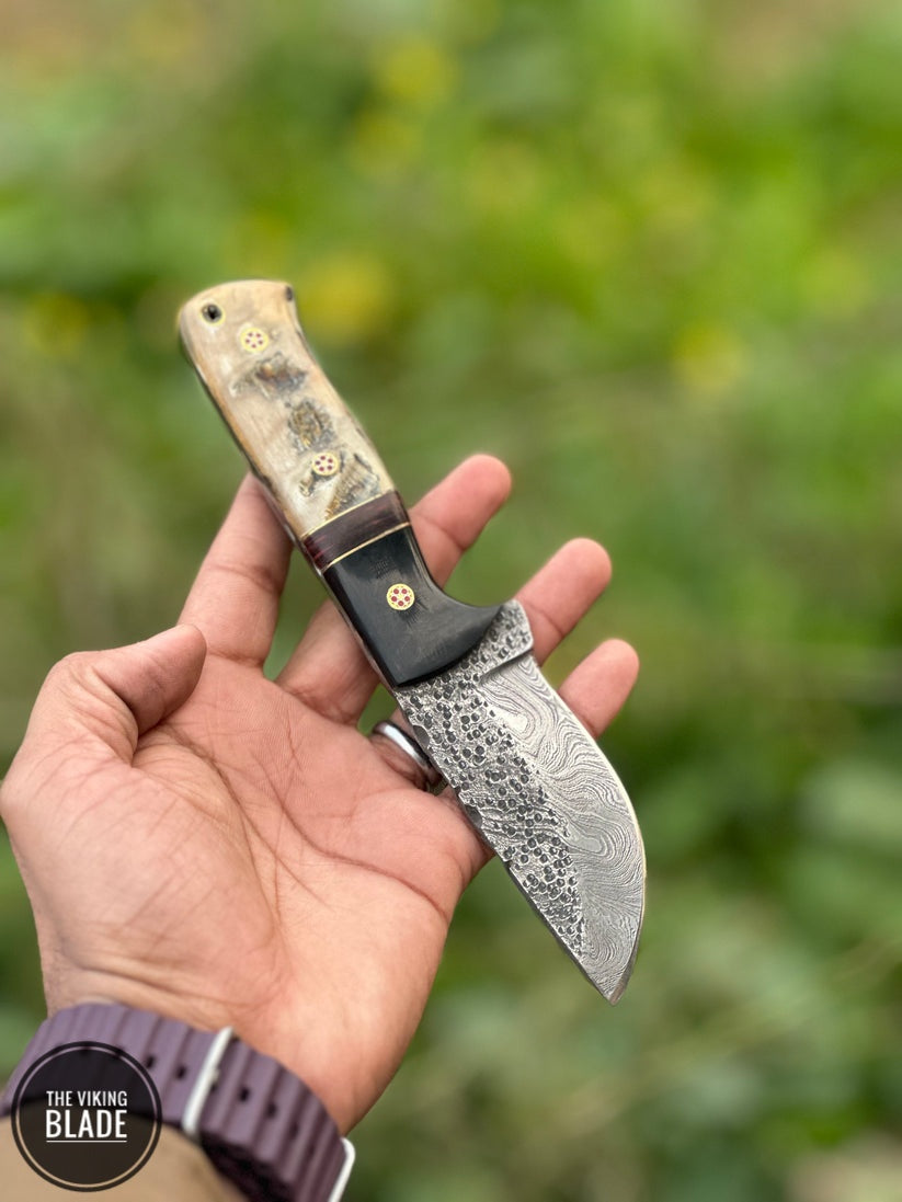 CUSTOM HANDMADE Damascus STEEL HUNTING KNIFE WITH RAM HORN HORN HANDLE
