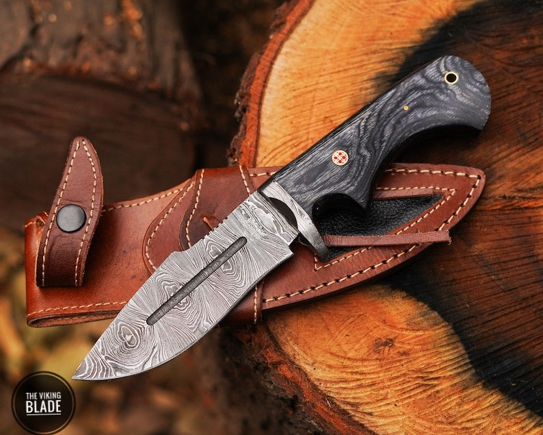 Hand forged Damascus steel knife Non slip Color wood handle leather sheath