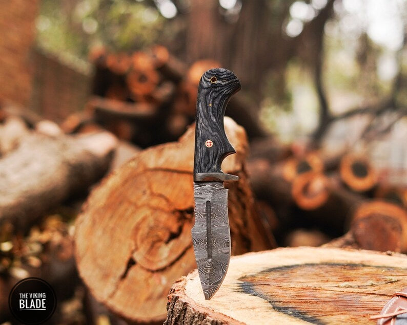 Hand forged Damascus steel knife Non slip Color wood handle leather sheath