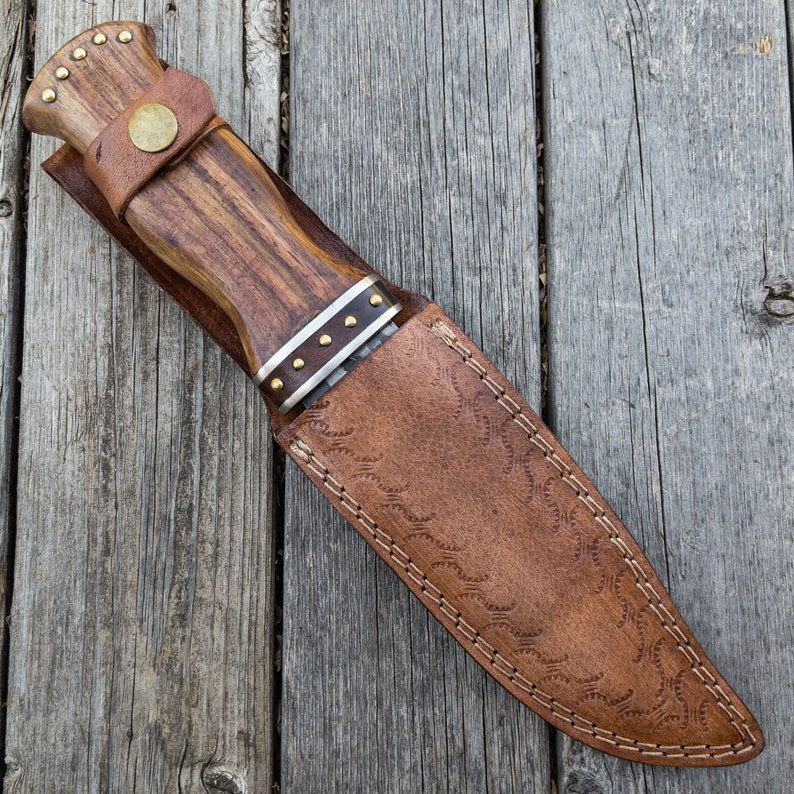 Seas Viking Inspired Outdoor Knife - Forged Damascus Steel Medieval Collectible Clip Point Hunting Knife w/ Genuine Leather Sheath
