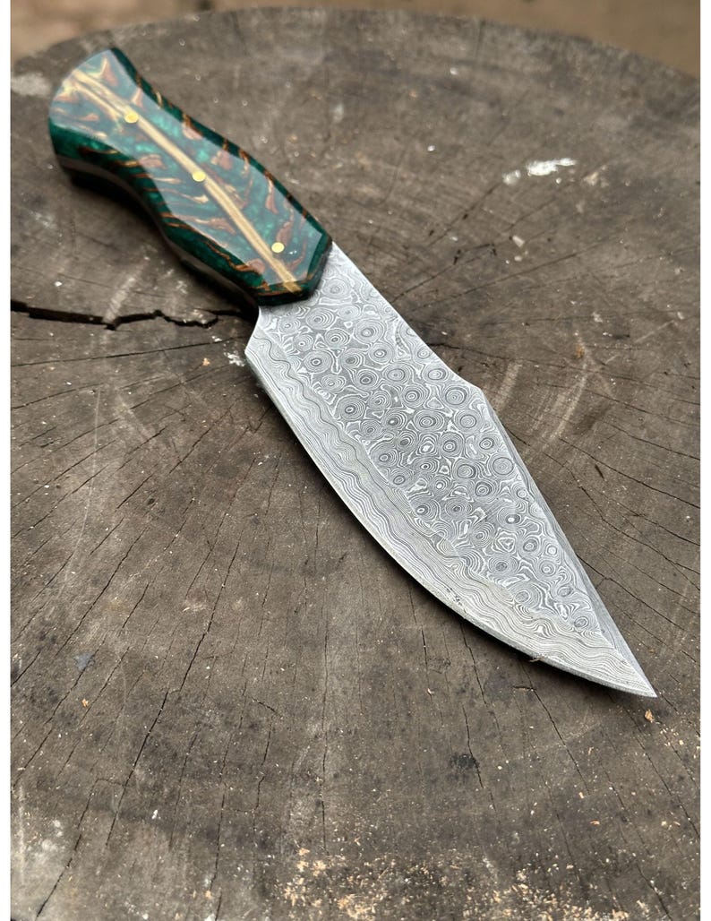 Handmade Damascus Steel Hunting Knife: Resin Pine Cone Handle, Leather Sheath