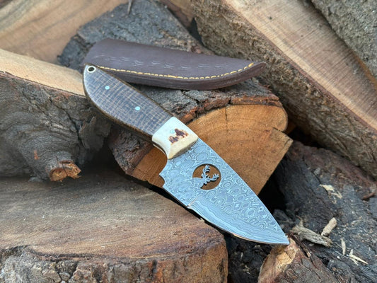 Hand-Crafted Full Tang Damascus Steel Wire-Cut Blade Gut-Hook Skinning Knife – with Premium Leather Sheath