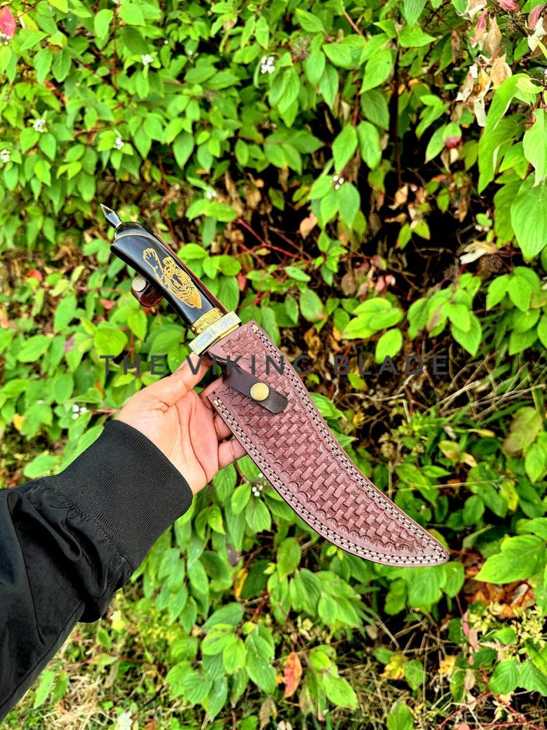 Hand Forged Damascus Steel Blade Hunting Knife With Leather Sheath