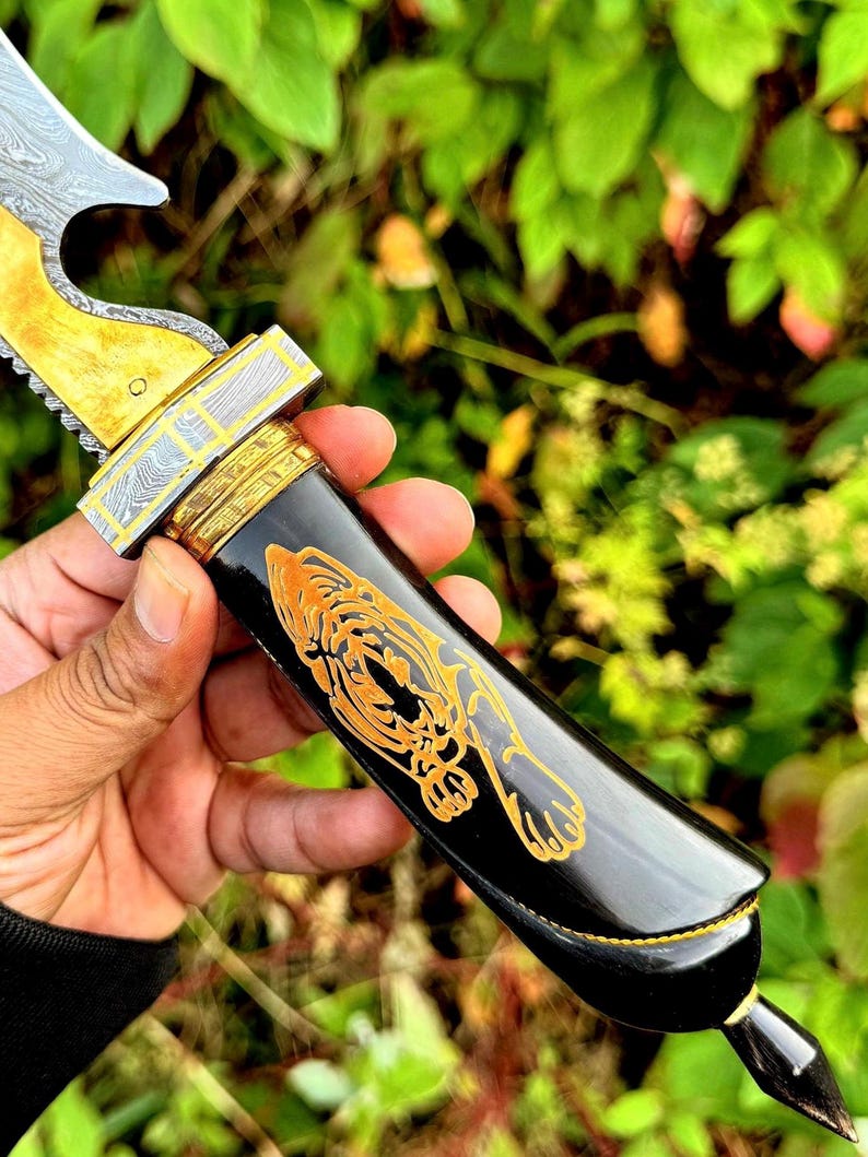 Hand Forged Damascus Steel Blade Hunting Knife With Leather Sheath