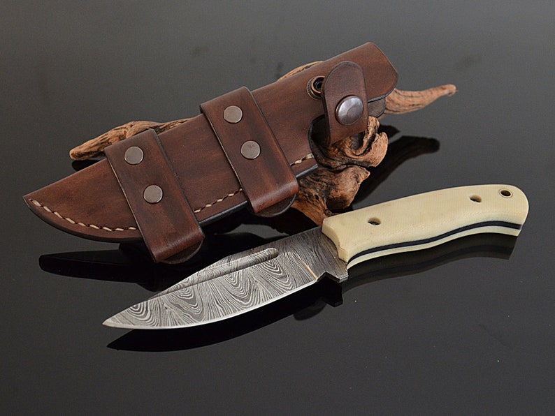 Full Tang Damascus Steel Hunting EDC Bushcraft Knife with Handmade Horizontal Leather Sheath
