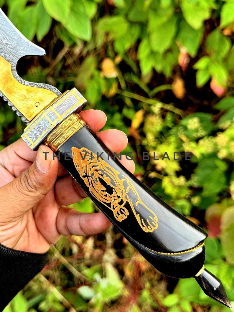 Hand Forged Damascus Steel Blade Hunting Knife With Leather Sheath