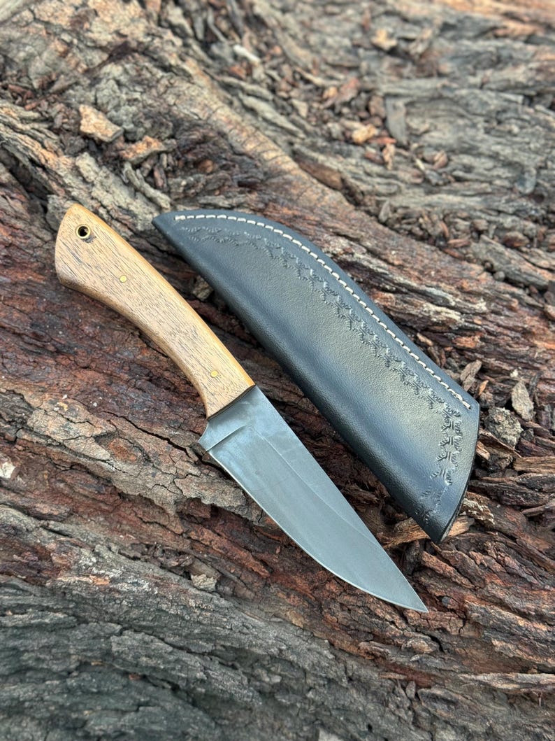 D2 Steel Hunting Skinner Knife Full Tang Walnut Handle With Leather Sheath