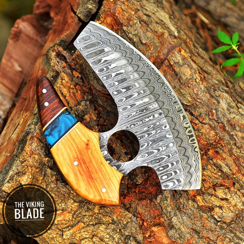 Curved Damascus steel Ulu knife for chopping vegetables with ergonomic grip