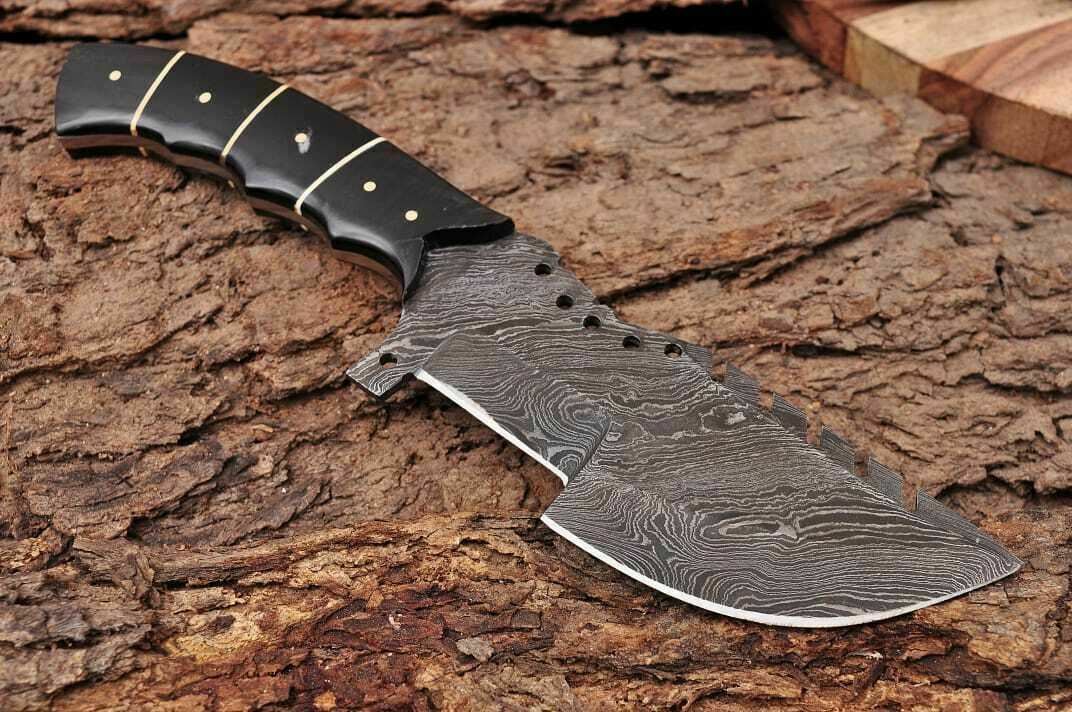 Handmade Damascus Steel Tracker Hunting Knife "Buffalo Horn handle