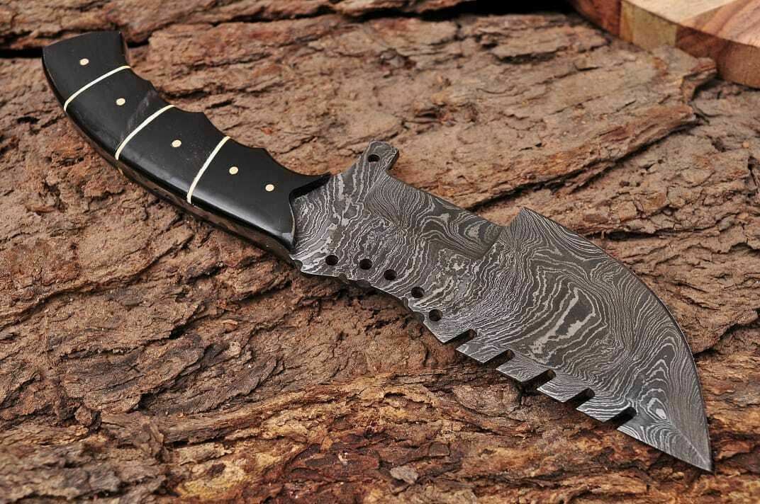 Handmade Damascus Steel Tracker Hunting Knife "Buffalo Horn handle